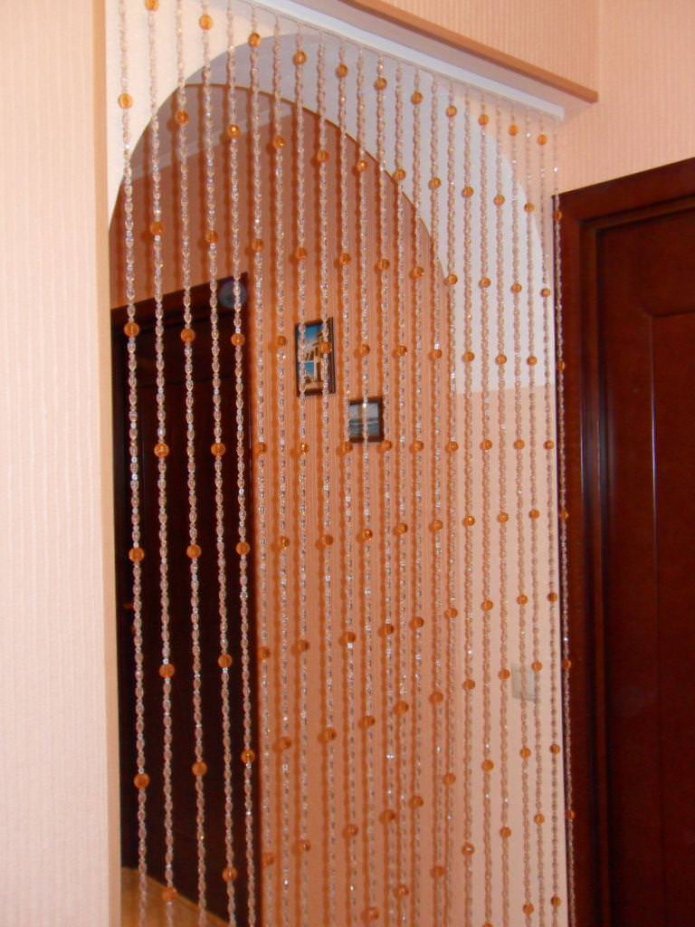 rideaux pendentifs sur la porte