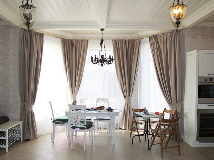 baie vitrée classique dans l'intérieur de la cuisine