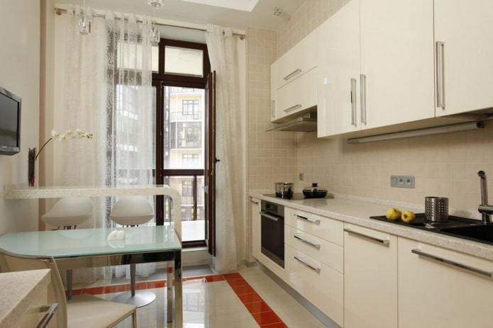 rideaux sur l'ouverture du balcon de la cuisine