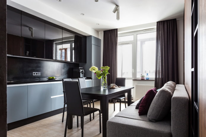 rideaux sur l'ouverture du balcon dans la cuisine