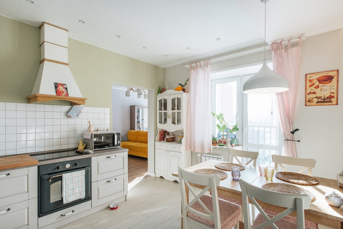 rideaux courts sur l'ouverture du balcon dans la cuisine