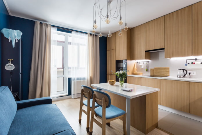 longs rideaux sur l'ouverture du balcon dans la cuisine