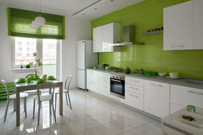 Stores romains dans la cuisine avec une ouverture sur le balcon