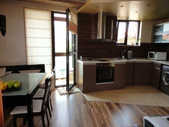 Stores romains dans une cuisine avec balcon