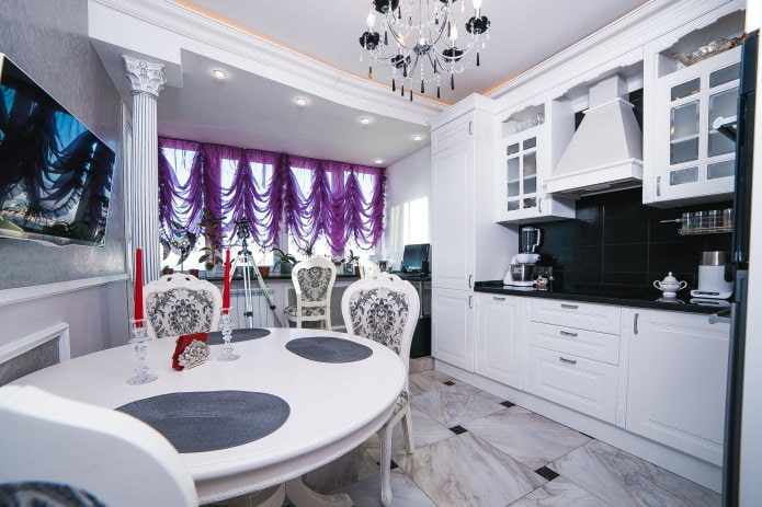 rideaux courts violets à l'intérieur