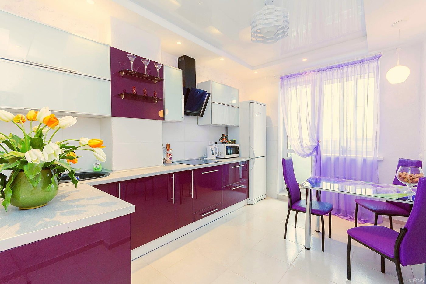Violet et blanc dans la cuisine