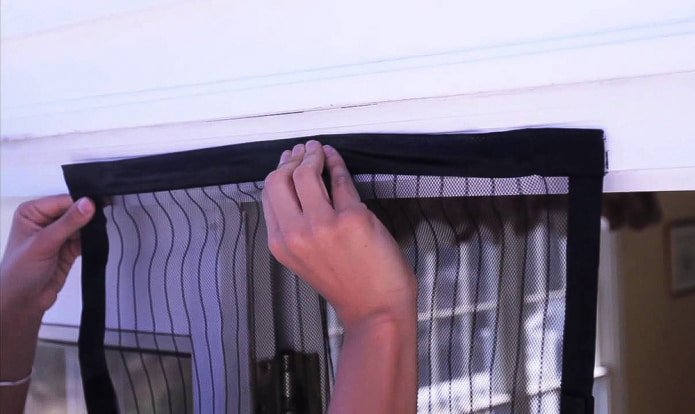 fixation de rideaux au mur avec du velcro