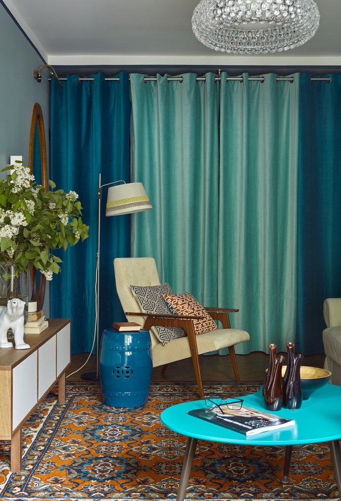 rideaux bleus et turquoise à œillets
