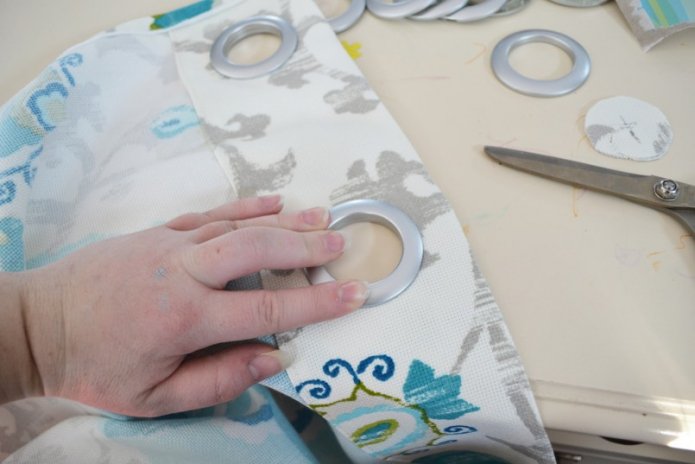 Installation d'œillets sur tissu