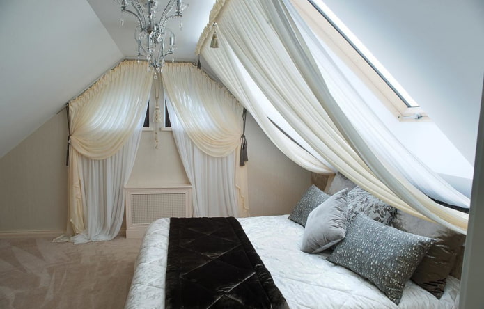 rideaux sur les lucarnes de la chambre