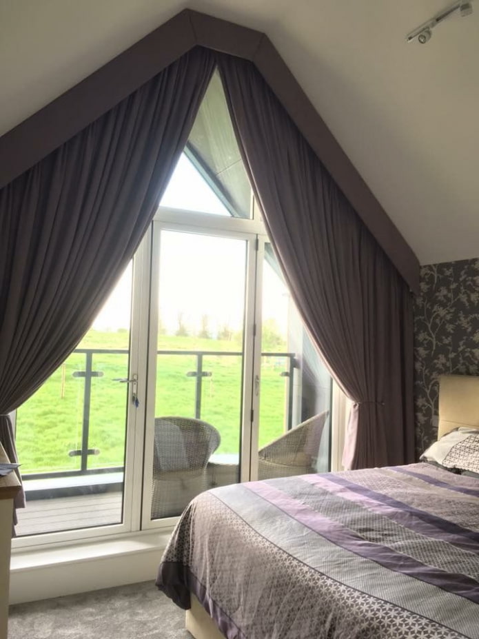 rideaux sur les lucarnes de la chambre