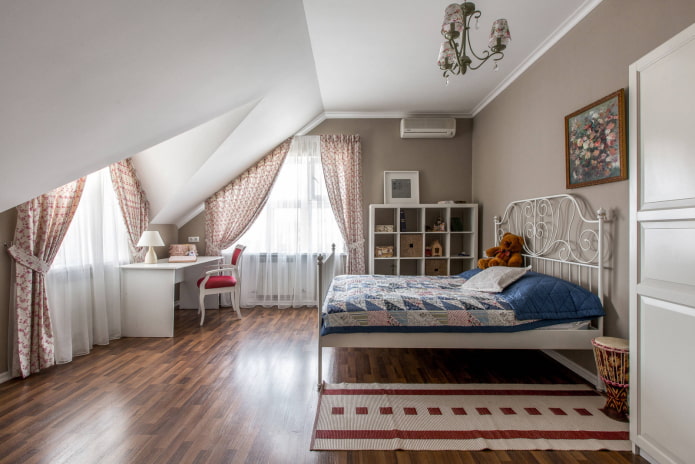 rideaux sur les lucarnes de la chambre de bébé
