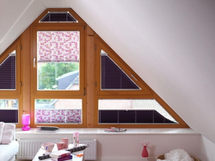 fenêtre trapézoïdale avec stores plissés