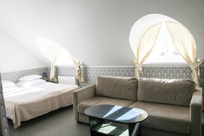 fenêtre cintrée avec rideaux à l'intérieur