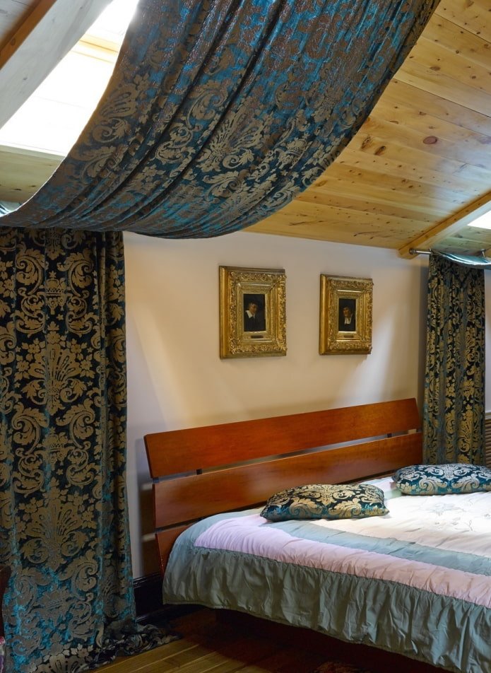 rideaux à motifs sur la lucarne