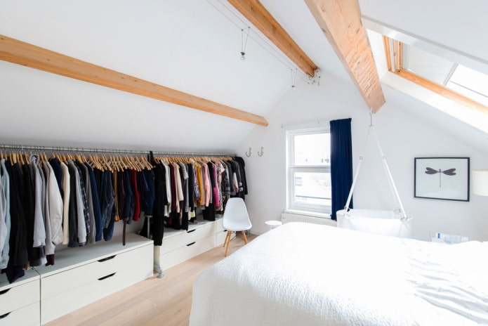 stores enrouleurs sur une lucarne de style scandinave