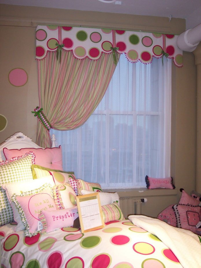 rideau pour chambre d'enfant avec lambrequin