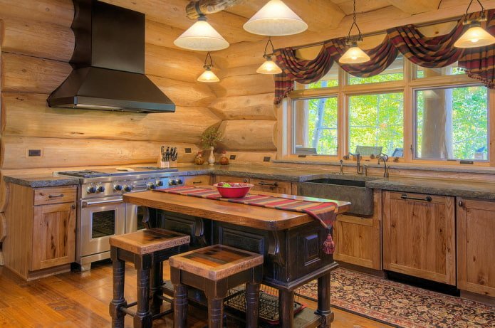 Lambrequin avec plaids à l'intérieur de la cuisine