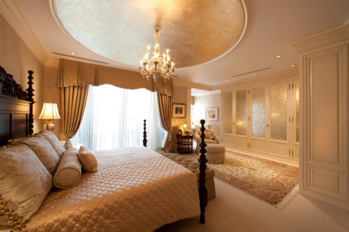 rideaux avec lambrequin dans l'intérieur de la chambre