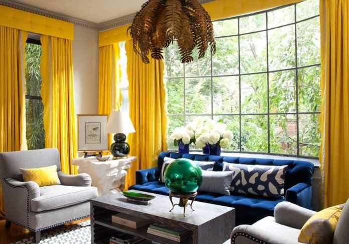 lambrequin jaune dans l'intérieur du salon