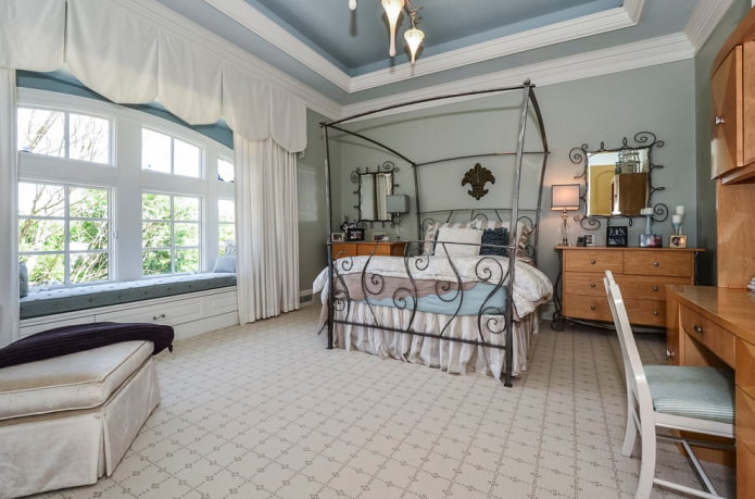 lambrequins blancs dans l'intérieur de la chambre
