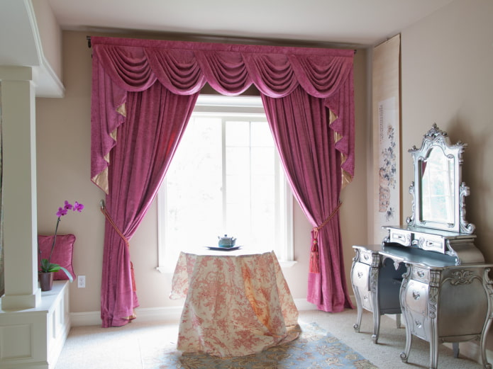Lambrequin rose à l'intérieur