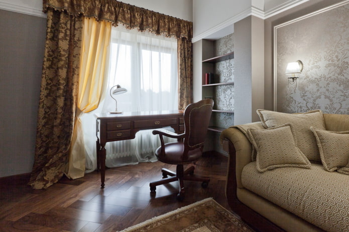 Lambrequin marron à l'intérieur du bureau