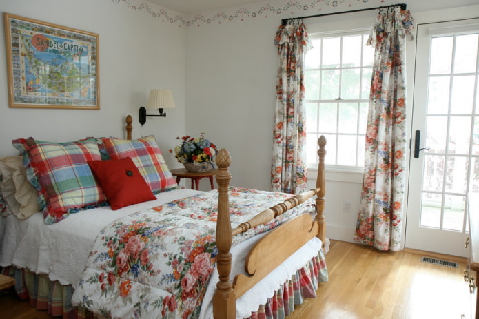 rideaux à imprimé floral dans la chambre