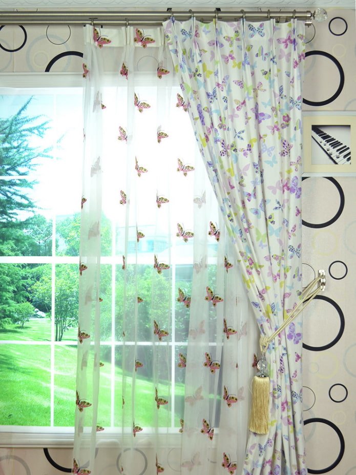 Rideaux avec papillons à l'intérieur