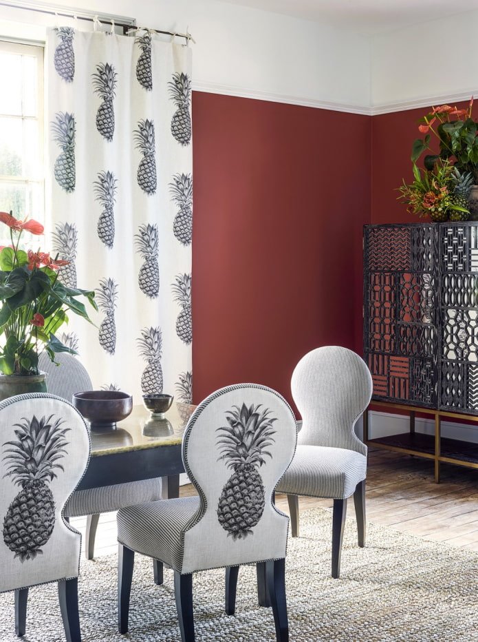 rideaux à motifs d'ananas dans la salle à manger