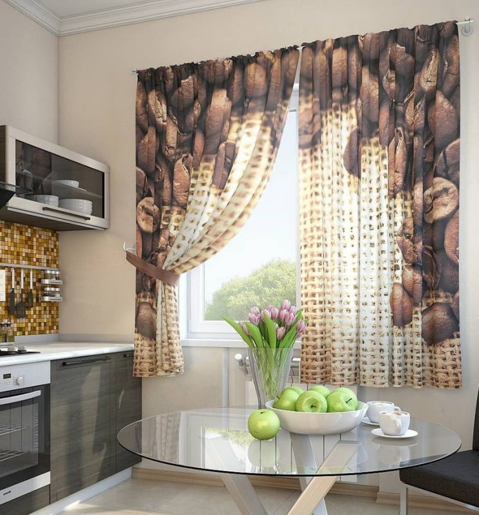 rideaux à motifs de grains de café dans la cuisine
