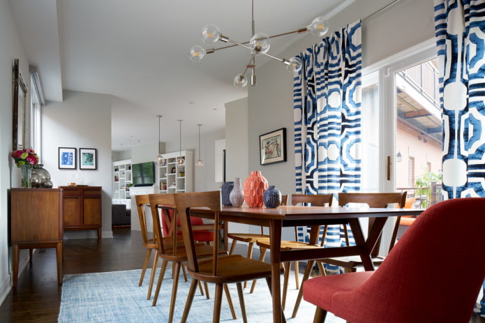 rideaux avec un grand imprimé à l'intérieur