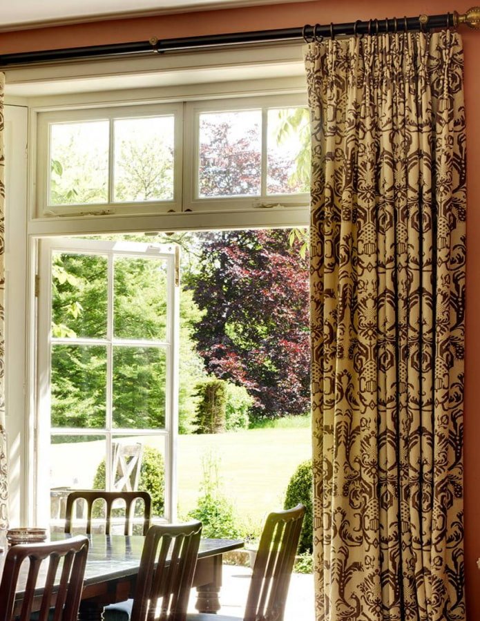 rideaux avec motif monogramme à l'intérieur