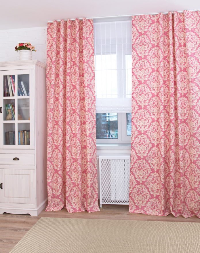 rideaux avec motif monogramme à l'intérieur
