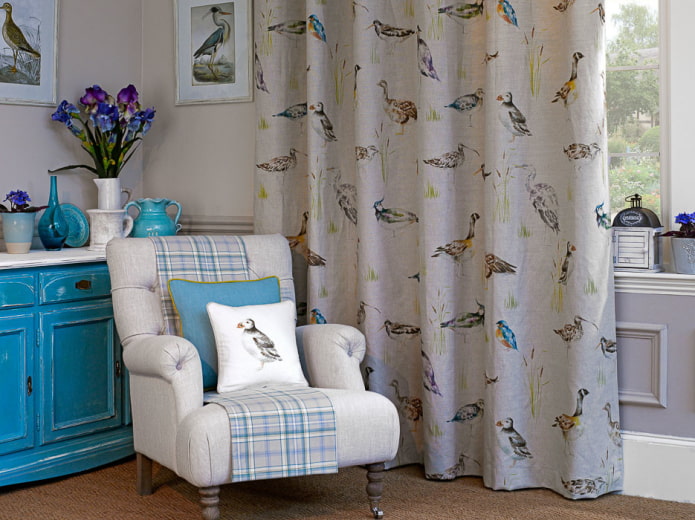rideaux avec des oiseaux à l'intérieur 
