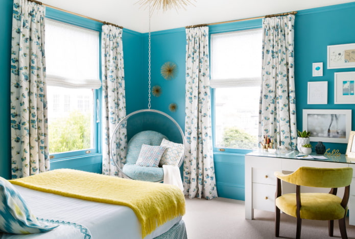 Rideaux à fleurs dans la chambre