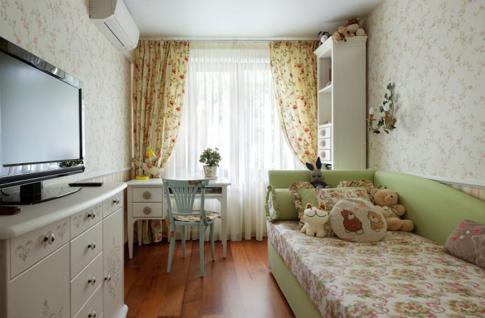 rideaux à fleurs à l'intérieur d'une chambre d'enfant
