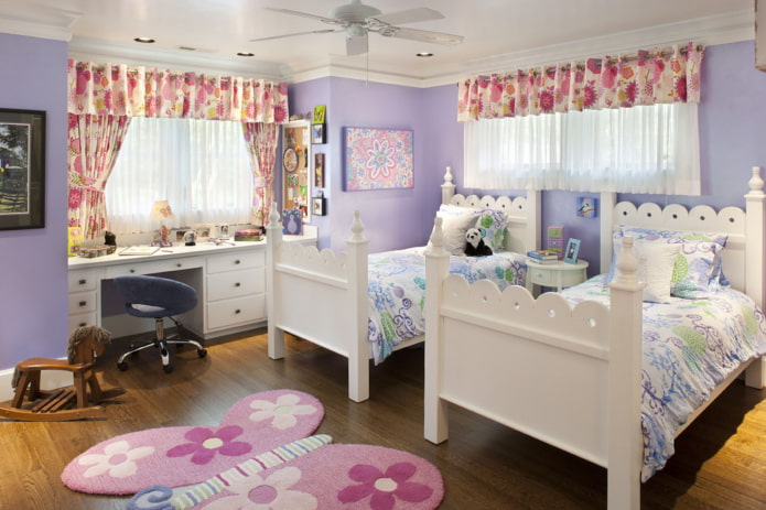 rideaux à fleurs à l'intérieur d'une chambre d'enfant