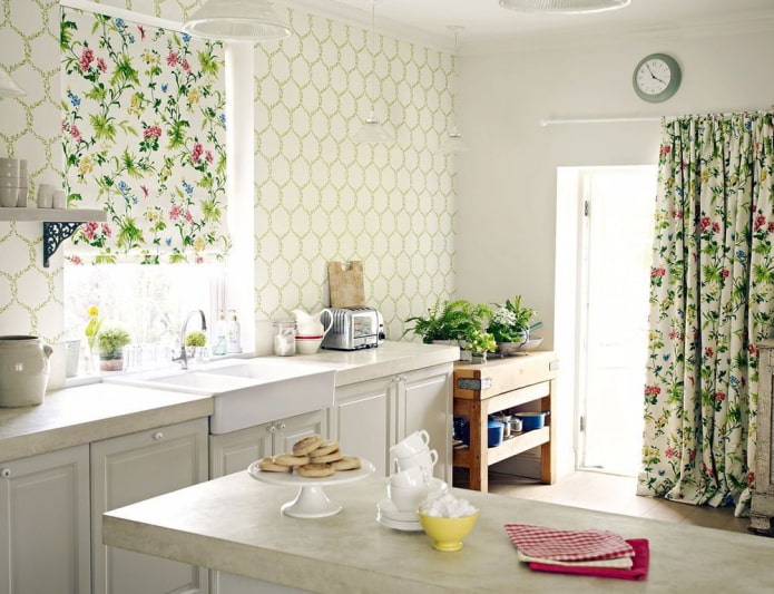 Rideaux fleuris dans la cuisine