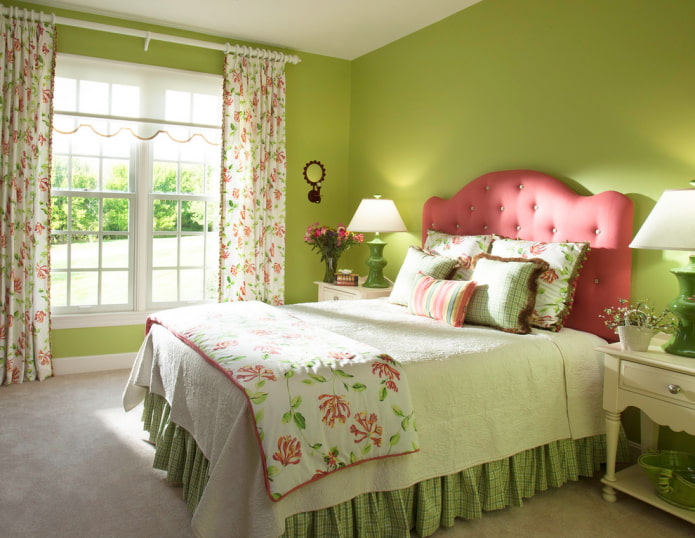Rideaux à fleurs dans la chambre
