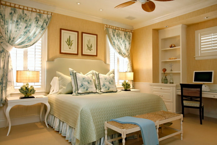 Rideaux fleuris dans la chambre