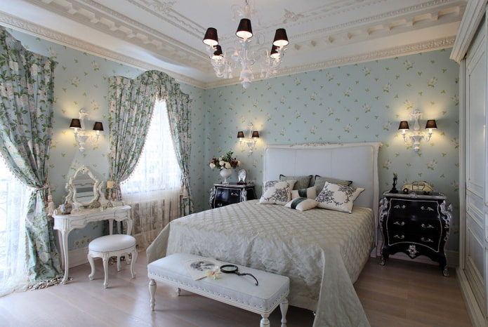 Rideaux à imprimé floral dans un intérieur classique
