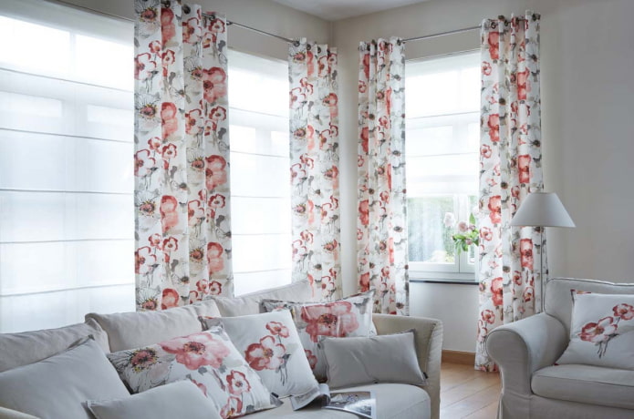 Rideaux fleuris combinés avec du papier peint à motifs floraux
