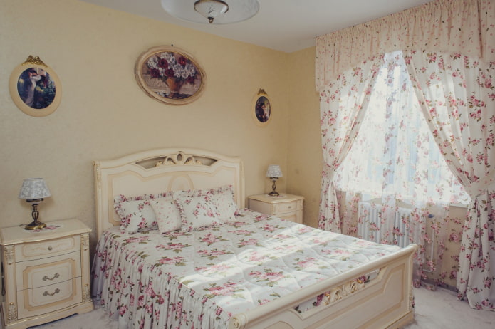 rideaux ornés de roses à l'intérieur de la chambre