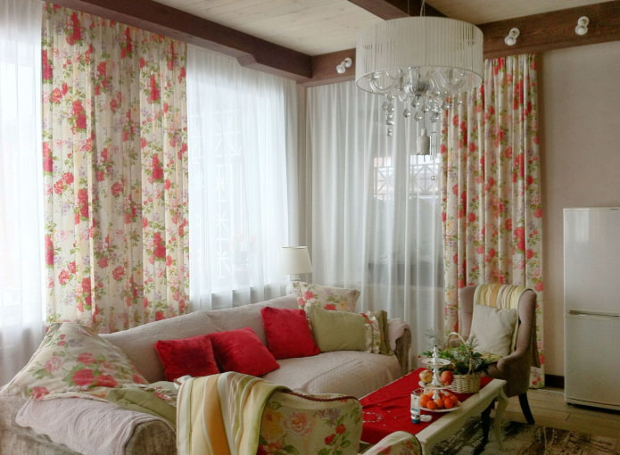 Rideaux fleuris combinés à des rideaux unis