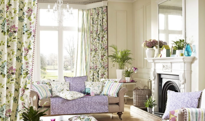 rideaux avec des fleurs dans l'intérieur du salon