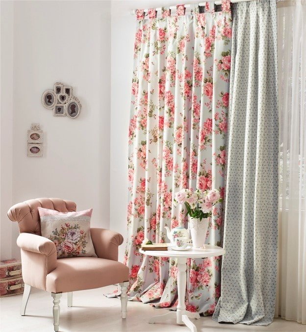 rideaux ornés de roses à l'intérieur