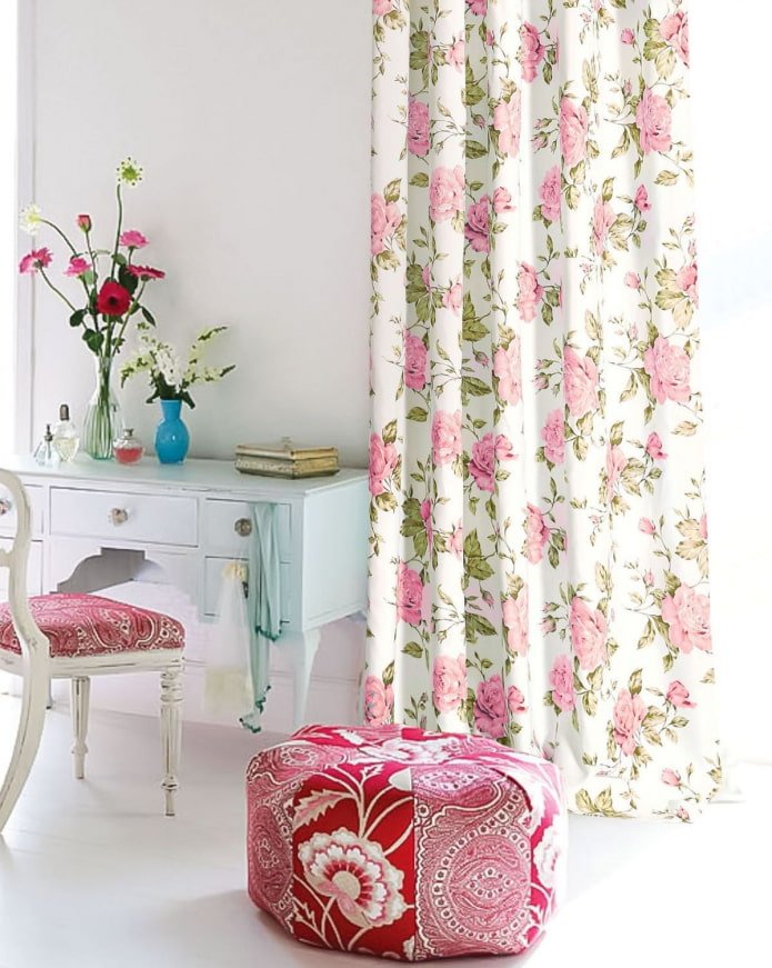 rideaux ornés de roses à l'intérieur