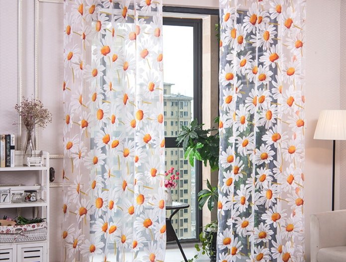 rideaux avec des marguerites à l'intérieur