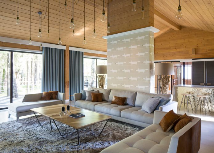 Design moderne d'une maison en bois avec des rideaux épais